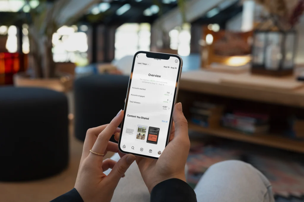 Mockup de dos iPhones flotando con interfaz de Instagram: un Reel con texto sobre inteligencia artificial y una vista de perfil con feed en cuadrícula, sobre fondo degradado morado y azul.”